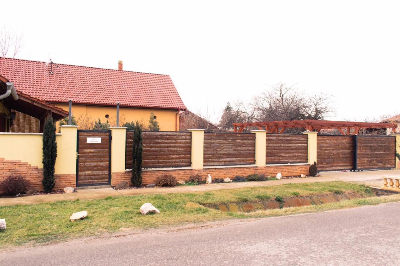 Borostyan Apartmanhaz Mórahalom Extérieur photo